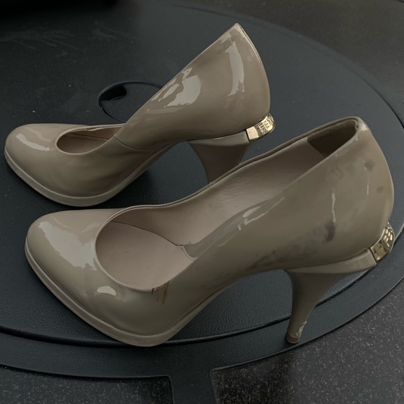 Fendi Beige Patent Leather Pumps with Gold Heel - Picture 4 of 6